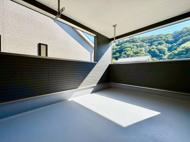 (同仕様写真)急な雨でも一安心
広々としたルーフバルコニー♪