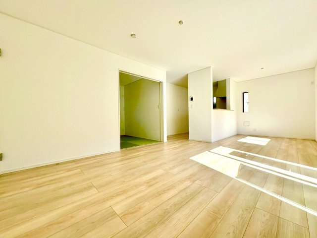 (同仕様写真)フローリング材には、木目、色調など木材特有の風合いがあり、ナチュラルな美しさになっています。