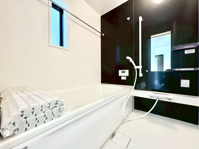 (同仕様写真)暖房換気乾燥機付き。
浴槽は、高断熱浴槽を使用しています。