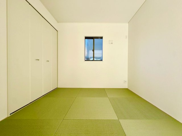 (同仕様写真)畳は次世代畳として注目されるダイヤロン畳。退色しにくい上、ダニやカビの発生も抑えます。