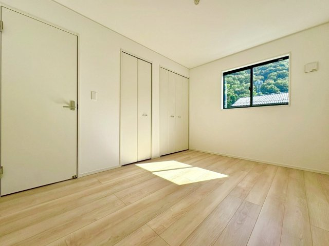 (同仕様写真)フローリング材には、木目、色調など木材特有の風合いがあり、ナチュラルな美しさになっています。