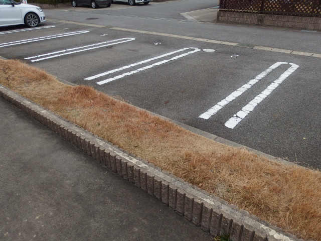 レフィナード橋目町Aの駐車場