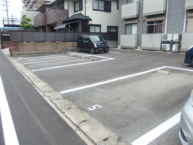 クリスタルスレェンの駐車場