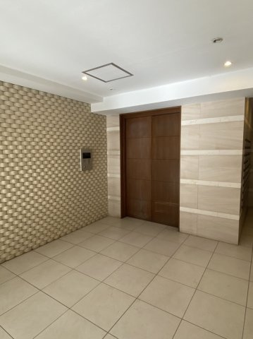 ラグジュアリーアパートメント本郷のエントランス