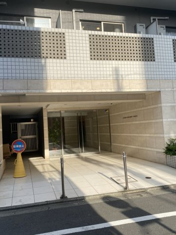 ラグジュアリーアパートメント本郷のエントランス