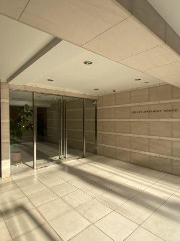 ラグジュアリーアパートメント本郷のエントランス