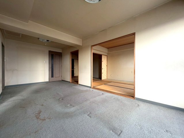 グランデュア北郷の居間・リビング|南向きで陽当たり良好なリビング！