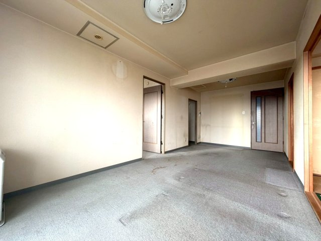 グランデュア北郷の居間・リビング|リビング別角度！キッチン・給湯は集中プロパン、暖房は灯油です！