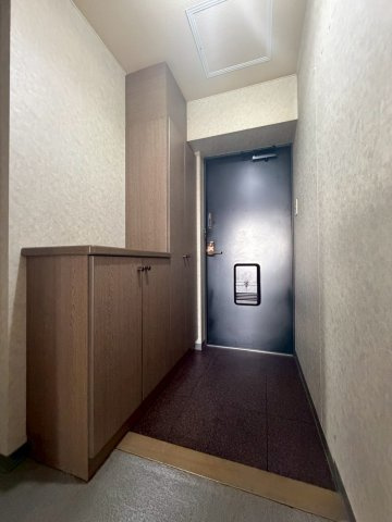 グランデュア北郷の玄関|シューズボックスの上にお気に入りの芳香剤や小物を置いて帰るのが楽しみになる自分好みの玄関に♪