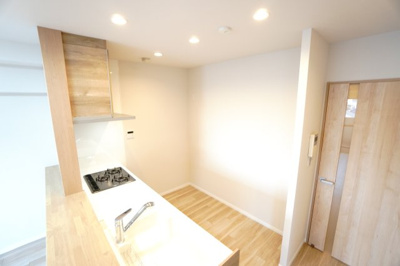 【キッチン】 | 【上質リノベ】藤和シティコープ舟入 | 【キッチンスペース】
リビングに面した明るい対面キッチンにリノベーション！
キッチン天板は白、収納扉は木調をセレクトし、優しい雰囲気を醸し出しています。
また、多機能で毎日の家事を手助けしてくれます！