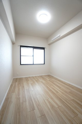 【洋室】 | 【上質リノベ】藤和シティコープ舟入 | 【北側洋室約5.2帖】
心と体をゆったりと安らげる主寝室。
寝室のゆとりが大きい分だけ、
暮らしの安らぎは深まります。
一日の疲れを癒すだけでなく、
ご夫婦の親密な語らいを紡ぎ出します。