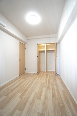 【洋室】 | 【上質リノベ】藤和シティコープ舟入 | 【北側洋室約5.2帖】
どんな家具や敷物でも部屋に馴染みやすく、
コーディネートがし易そうですね。
配置も柔軟に対応できるので身の回りの整理もし易い！
自分好みの空間に出来そうですね！