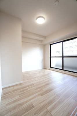 【洋室】 | 【上質リノベ】藤和シティコープ舟入 | 【南側洋室約5.2帖】
居室にはクローゼットを完備。
自由度の高い家具の配置が叶うシンプルな空間です。
お子様の成長と人数と共に必要になる
子供部屋にもぴったりの間取りですね。