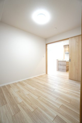 【洋室】 | 【上質リノベ】藤和シティコープ舟入 | 【洋室約4.8帖】
在宅勤務・リモートワークの書斎や、
趣味やくつろぎのスペースとしても。
家族と一緒に楽しい時間を過ごす中にも、
一人でくつろげる時間と場所は特に良いですね。