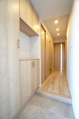 【玄関】 | 【上質リノベ】藤和シティコープ舟入 | 【玄関ホール】
人を迎え入れる最初の場所だからこそ、
清潔感があり纏まった空間にして頂ける様に
大型シューズBOXを設置。
照明はオートライト。消し忘れや
出入りが暗くならなく済みます！