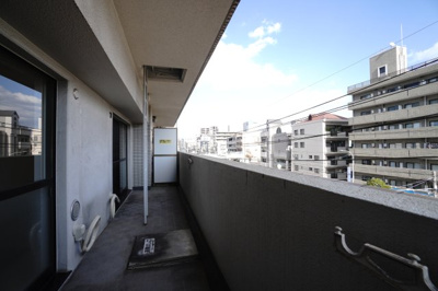 【バルコニー】 | 【上質リノベ】藤和シティコープ舟入 | 【バルコニー】
リビング全面が接するワイドバルコニー。
前面の建物が邪魔することなくよく陽が当たり、お洗濯物もすぐ乾きそう！
この位の広さがあると、エアコン室外機を置いても十分なスペースを保てます。
