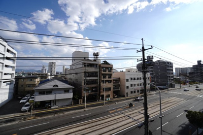 【展望】 | 【上質リノベ】藤和シティコープ舟入 | 【四季を感じる】
四季の移ろい・爽やかな青空や風を感じられ
自然を愉しめるパノラマビュー。
毎日の暮らしに余裕を感じさせてくれる、
遮る物の無い開放的な眺望を是非、ご堪能ください。