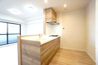 【キッチン】 | 【上質リノベ】藤和シティコープ舟入 | 【キッチンルーム】
今回のキッチンは料理をすることが楽しみになる心地よさで
家族みんなが使いたくなるようなワクワクいたします。
また、リビングから手元が見えないように配慮されたデザインも嬉しい♪