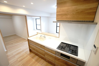 【キッチン】 | 【上質リノベ】藤和シティコープ舟入 | ☆キッチンの特徴☆
・クリナップ社製
・アクリストンワークトップ
・浄水器一体型ハンドシャワー水栓
・一度に5人分食器洗い乾燥機は後付け可能
・フラットスリムレンジフード
・換気扇幕板が他の面材と同色