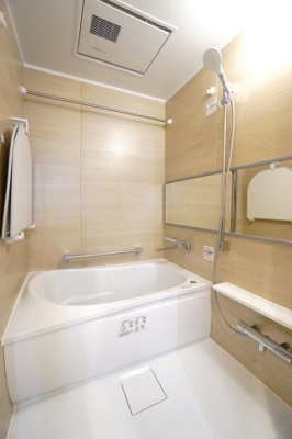 【浴室】 | 【上質リノベ】藤和シティコープ舟入 | 【バスルーム】
TOTO社製RWシリーズは
「ゆるリラ浴槽」「カラリ床」で独自の技術によりバスタイムを
よりよく演出してくれます！
更に、浴室暖房乾燥機が標準設備！
お手入れが楽なシステムバスです。