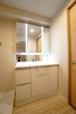 【独立洗面台】 | 【上質リノベ】藤和シティコープ舟入 | 【コスメカウンター】
Panasonic社製！
「美ルックツインラインLED照明」は、
従来の照明より自然な肌の色に見える照明。
肌の色味を美しく引き立て、
洗面ボウルも広くメイクの時間をより素敵に。