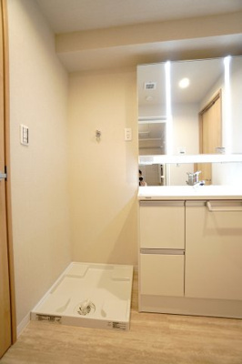 【独立洗面台】 | 【上質リノベ】藤和シティコープ舟入 | 【ランドリースペース】
すっきりとした洗濯機置場には、
可動棚を設置して使いやすさをプラス。
洗剤やリネンを美しく収納しながら、
毎日の家事を心地よく、整えて暮らせる工夫が詰まっています。