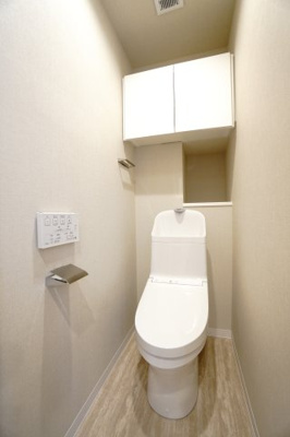 【トイレ】 | 【上質リノベ】藤和シティコープ舟入 | 【レストルーム】
TOTO社製！きれいをまもるせいけつトイレ！
お掃除はサッとひとふきで完了！
少ない水で、汚れをしっかり洗い流します。
手洗い機能付きなので、もしもの時も慌てない！
キャビネット付！