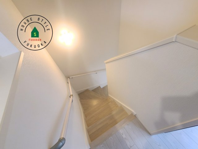 福岡市東区大岳2丁目第1-2棟（2号棟）の内観：施工例|階段からも明るい光が入ります。採光や通風も階段の重要な役割です。