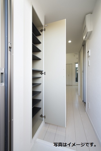 リバティ八田の玄関