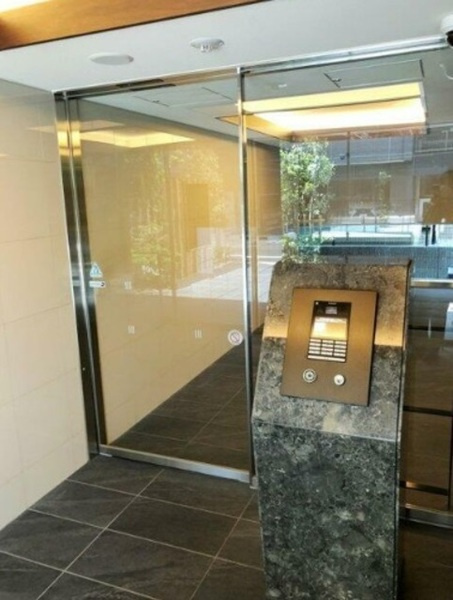 プレサンスジェネ浅草ＷＥＳＴのエントランス