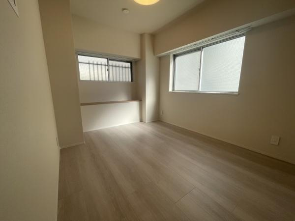 砧グリーンハイムの洋室|白とナチュラルの落ち着いたカラーセレクトです
