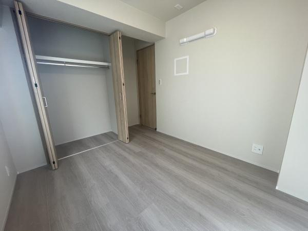 砧グリーンハイムの洋室|お部屋には広々とした収納スペースがございます