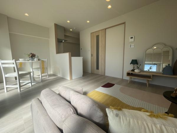 砧グリーンハイムの居間・リビング|白が基調の清潔感のあるリビング
