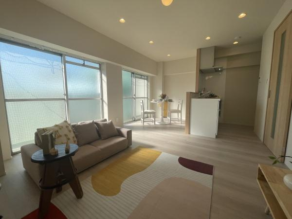 砧グリーンハイムの居間・リビング|窓からの日差し・風・すべてが心地よくゆったりとした時間を過ごせます♪