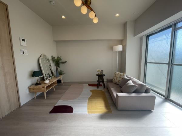 砧グリーンハイムの居間・リビング|明るい光が全面に入る明るいリビング