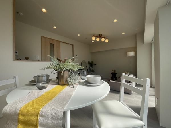 【居間・リビング】 | 砧グリーンハイム | 明るい光が全面に入る明るいリビング