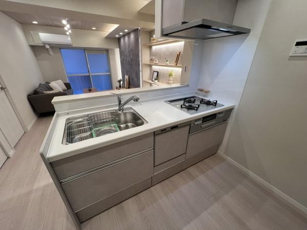 【キッチン】 | さんろーどダイヤモンドマンション | キッチンスペースは広々しており、調理の効率が上がる３口コンロに、食洗器もついており、家事もはかどります♪