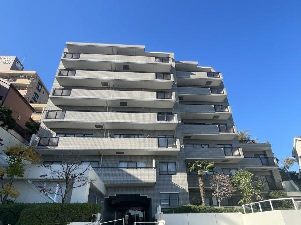 グランフォルム藤が丘の外観|日が当たり、あたたかながらもスタイリッシュなたたずまいです！