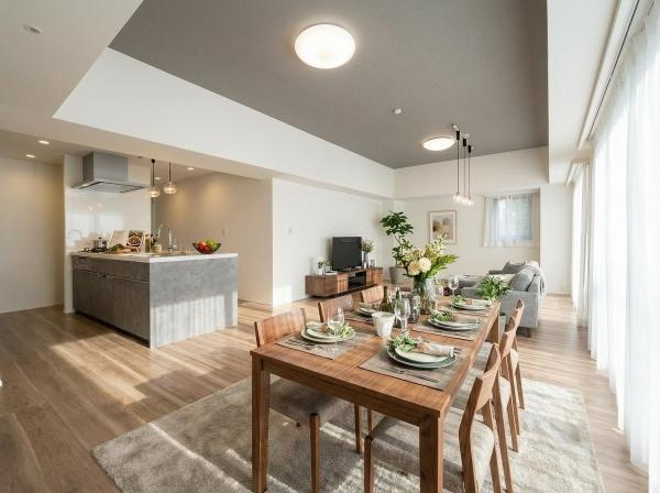 グランフォルム藤が丘の居間・リビング|キッチンからリビングダイニングまで見渡せて、ご家族のコミュニケーションも取りやすい間取りです♪
窓からも心地よい日が差し込みます♪※写真内家具はイメージパースとなります。