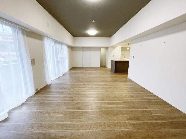 グランフォルム藤が丘の居間・リビング|明るい光が全面に入る明るいリビング