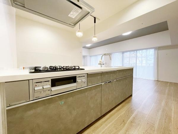 グランフォルム藤が丘のキッチン|キッチンスペースは広々しており、調理の効率が上がる３口コンロに、食洗器もついており、家事もはかどります♪