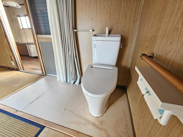 瑞浪市土岐町の中古一戸建のトイレ|離れ和室6帖（東側）にあるトイレ