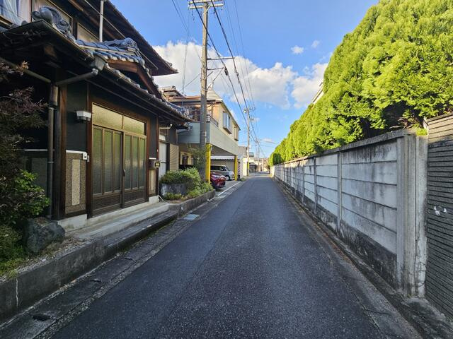 瑞浪市土岐町の中古一戸建の前面道路含む現地写真|接道