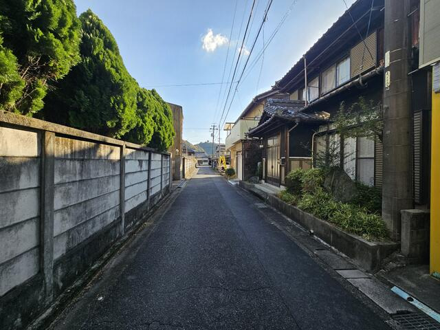 瑞浪市土岐町の中古一戸建の前面道路含む現地写真|接道