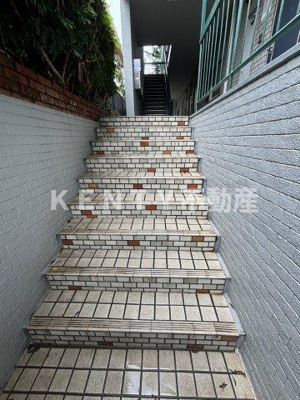 【エントランス】 | アパートメントカヤ | 落ち着いたエントランスです