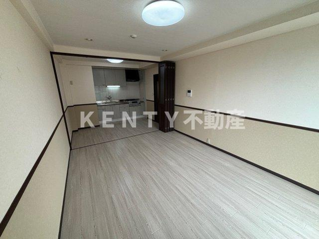 【居間・リビング】 | アパートメントカヤ | ゆったり過ごせるリビングです