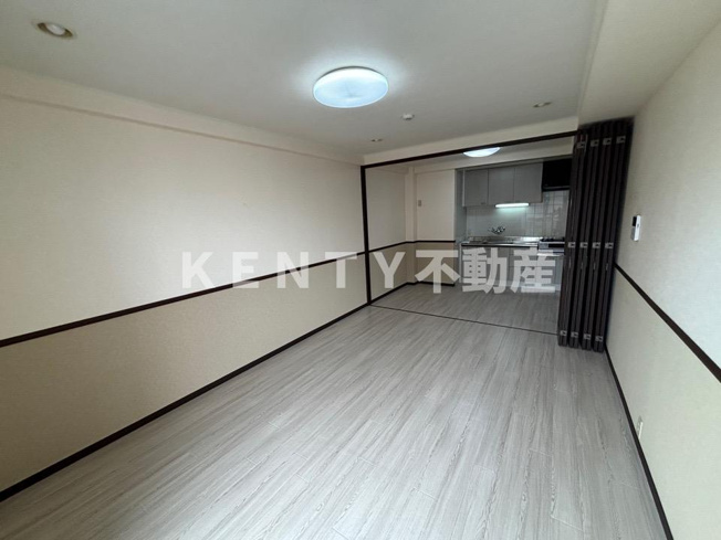 【居間・リビング】 | アパートメントカヤ | ゆったり過ごせるリビングです