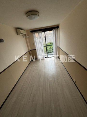 【居間・リビング】 | アパートメントカヤ | こちらのリビングで趣味の時間をお楽しみください