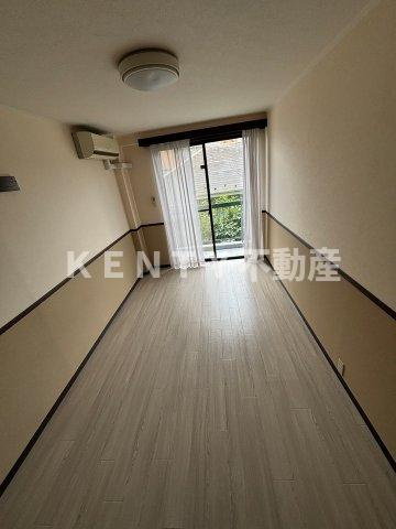 【居間・リビング】 | アパートメントカヤ | こちらのリビングで趣味の時間をお楽しみください