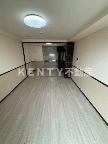 【寝室】 | アパートメントカヤ | 広くて明るい寝室